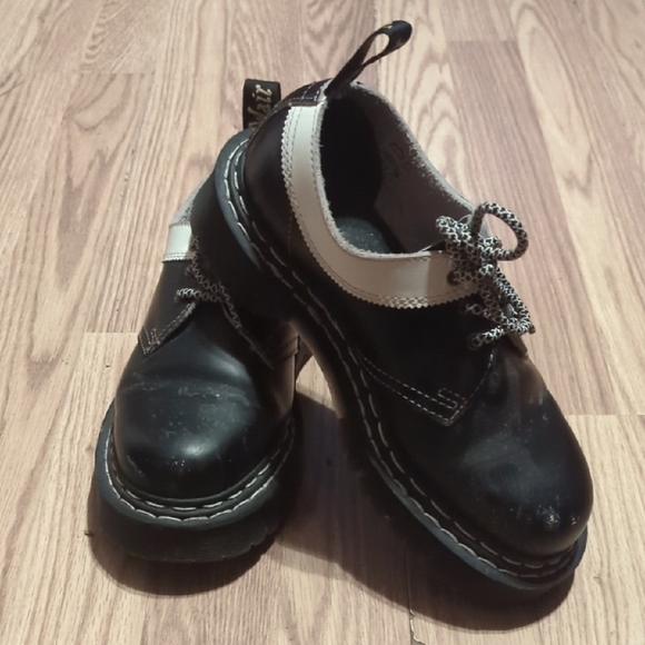 Black and White Shoes - Picture 1 of 8